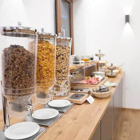 Und Zur Linde Rot an der Rot