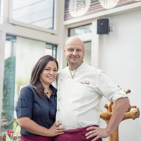 Und Zur Linde Rot an der Rot
